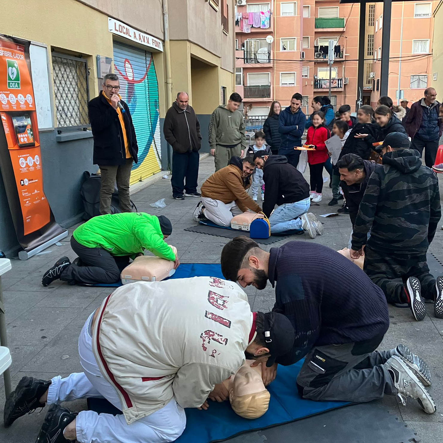 curso rcp uso dea plaza barrio girona