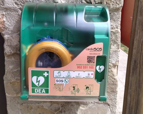 Cardiosos, en col·laboració amb les autoritats locals, ha instal·lat un desfibril·lador al Castell de Montesquiu