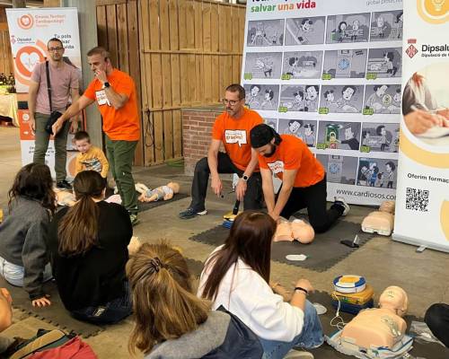 Tothom pot salvar una vida: tallers gratuïts en SVB i ús de DEA a les Fires de Sant Narcís.